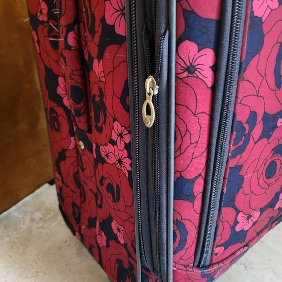 American Flyer Red Rose Suitcase Spinner Luggage 27 x 16 x 8 - Picture 5 of 11